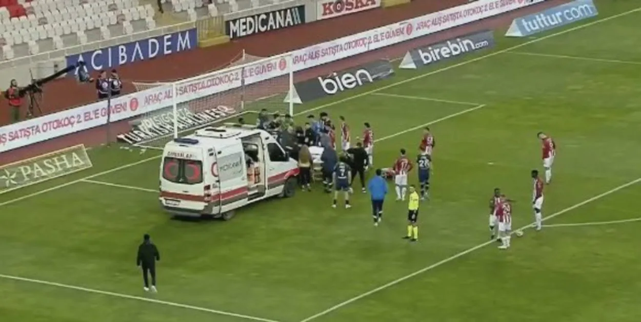 Enner Valencia sofre pancada na cabeça na Turquia e sai de campo para realizar exames Enner Valencia é esperado no Inter