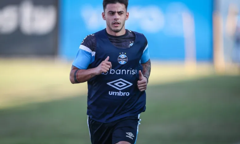 Carballo utiliza folga para se tratar no CT e poderá ser escalado pelo Grêmio no próximo jogo Carballo no time do Grêmio