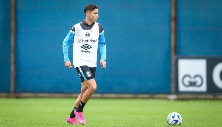 Diogo Barbosa segue no Grêmio