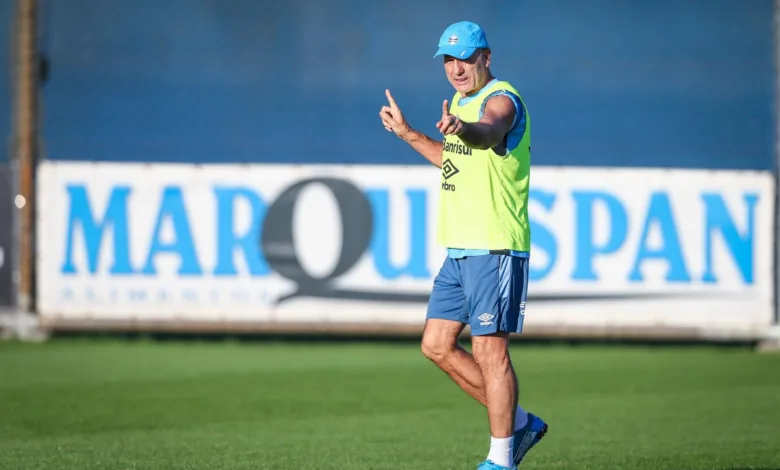 Vídeo mostra Renato abandonando "rachão" no CT do Grêmio após fazer golaço por cobertura; assista Renato no Grêmio