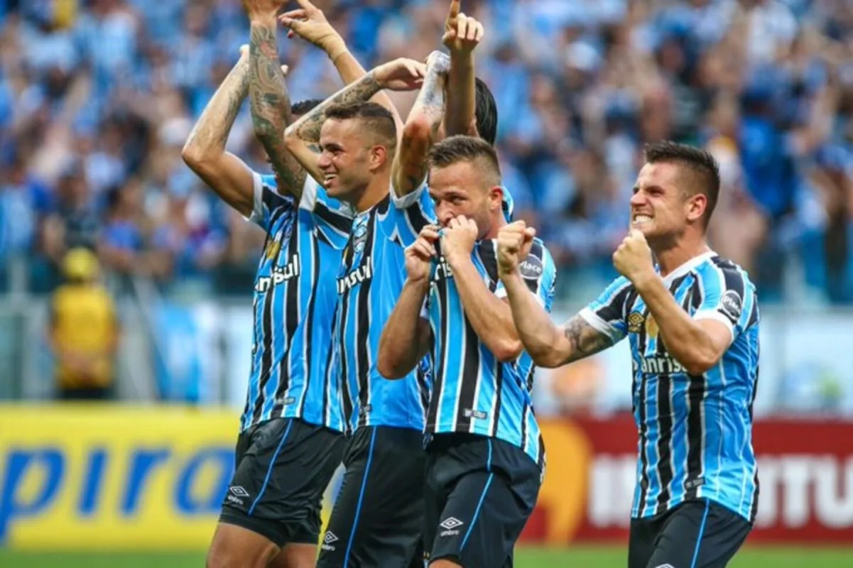 Campeões pelo Grêmio: Arthur publica despedida do Liverpool e Luan faz jogo duro com o Corinthians Grêmio