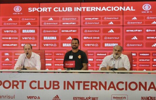 Magrão em coletiva de apresentação no Inter