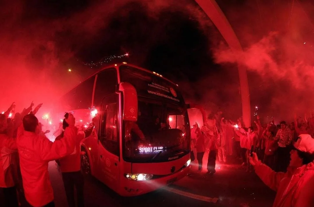 Vídeos - Inter, que terá Lucca como titular, é recebido no Beira-Rio com o "Ruas de Fogo" da torcida Inter