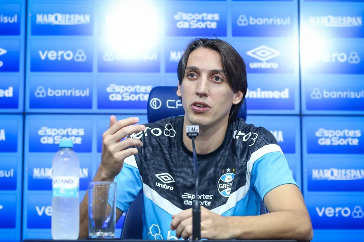 Geromel leva corneta de Renato e fala do prazer de ter visto Suárez: "Fenomenal para nós gremistas" Geromel ainda está fora do Grêmio por lesão