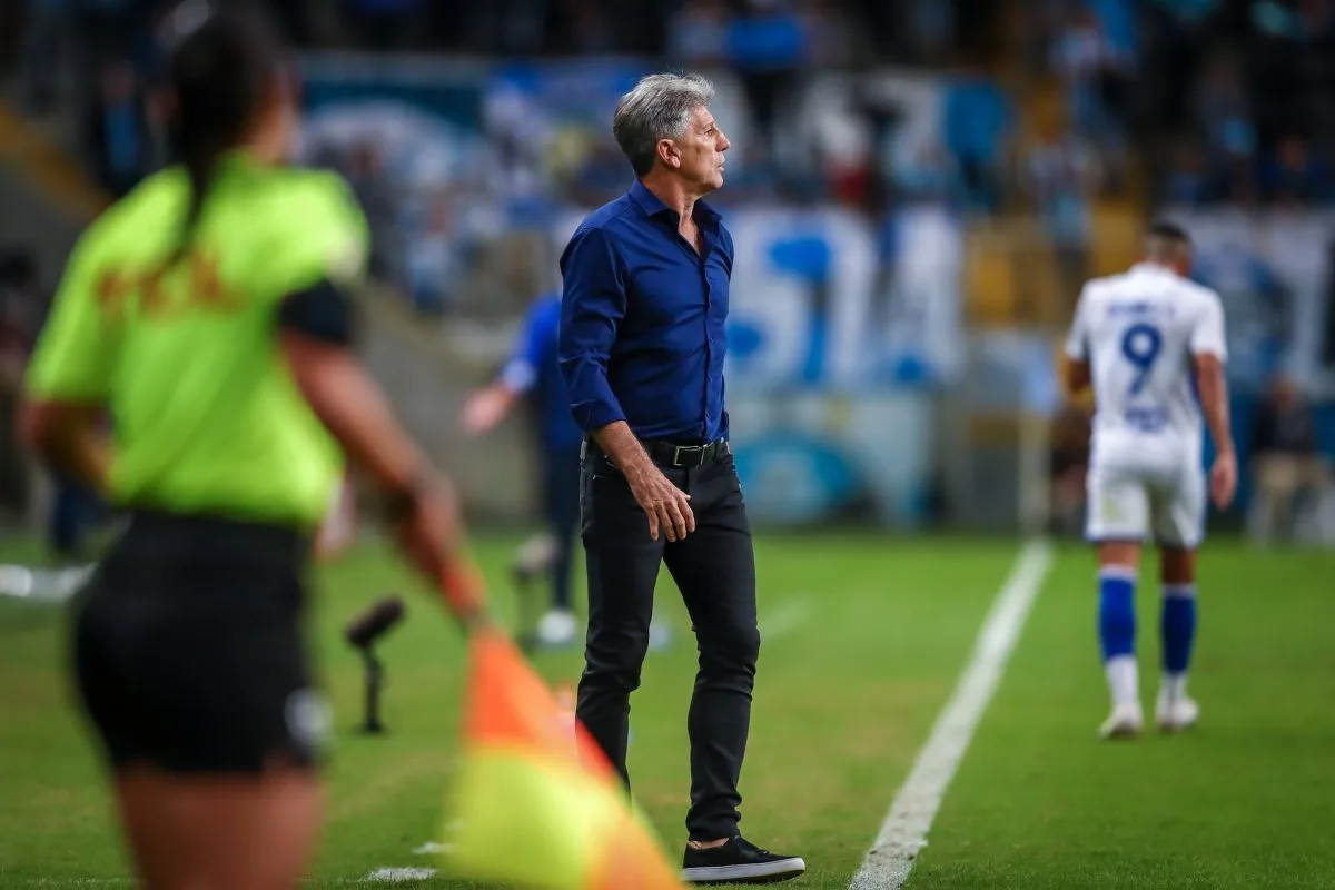 Renato dá recado aos "cornetinhas" após vitória no Gre-Nal e resume Kannemann: "Leão na jaula com fome" Renato falou da vitória do Grêmio