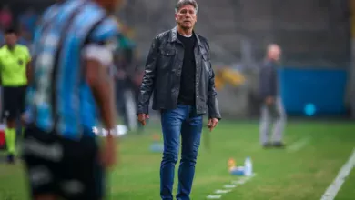 A explicação que Renato faz questão de passar ao torcedor do Grêmio sobre o esquema com três zagueiros Renato procura velocidade no Grêmio