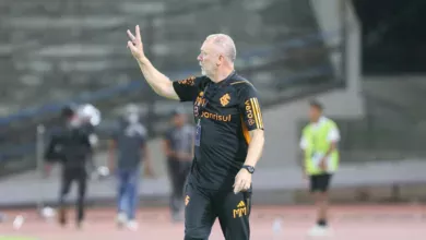 "Primeira que eu vejo": o que disse Mano Menezes no vestiário para John após grande defesa Mano Menezes falou do empate do Inter