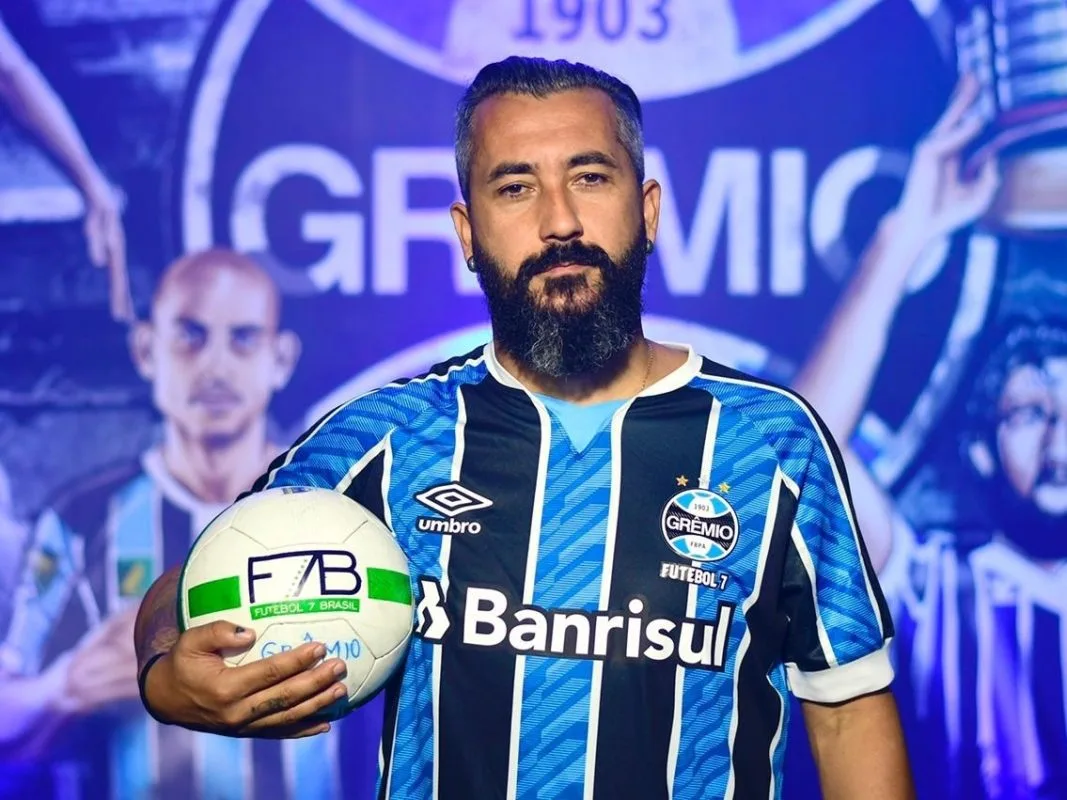 Douglas, ex-Grêmio, brinca sobre controle de Abel Ferreira até no sono dos atletas: "No meu, teria um X" Grêmio já teve Douglas e tem Suárez