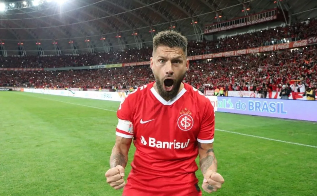 Sobis rebate jornalista na web após derrota de virada do Inter na Argentina: "Para de achar culpado" Rafael Sobis está na história do Inter