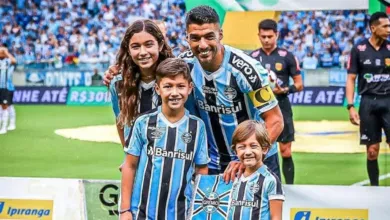 "Super orgulhosa de você": Suárez expõe mensagem da filha após brilhar com golaço no Gre-Nal Suárez foi titular do Grêmio domingo