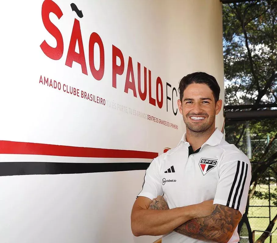 Na web, Alexandre Pato se "oferece" para retornar ao Inter: "Barcellos, podemos conversar" Pato quer voltar ao Inter