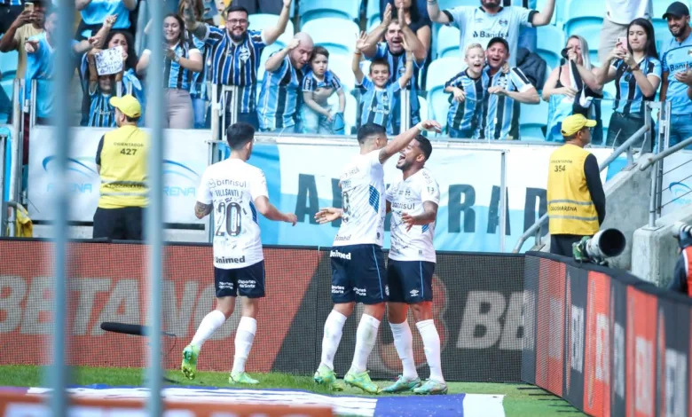 Vídeo - Suárez surpreende Reinaldo em comemoração de gol e quase derruba o companheiro Suárez deu passe para Reinaldo em Grêmio 2x1 São Paulo