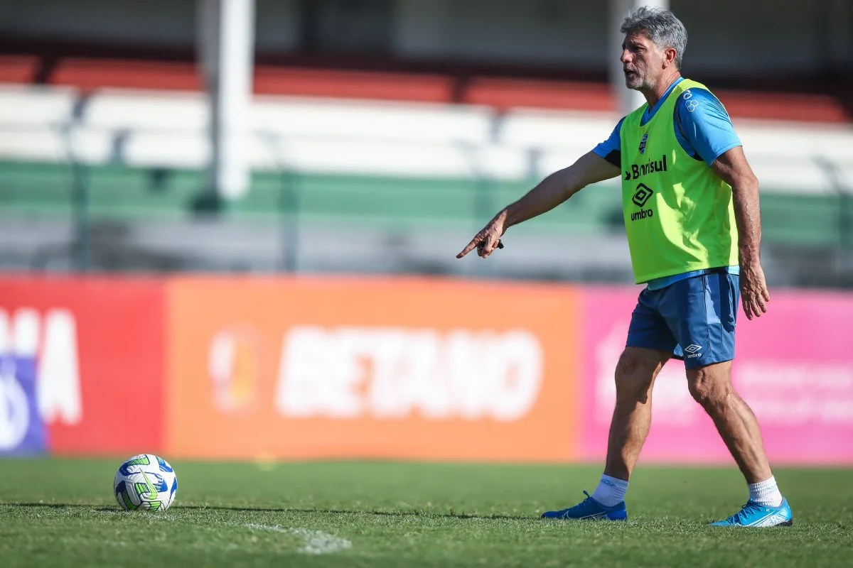 Renato participa de rachão dos jogadores e tira onda com drible em Gustavinho; assista Renato revê o Flamengo