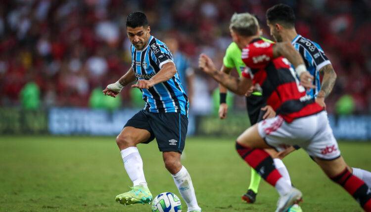 Suárez pelo Grêmio contra o Flamengo