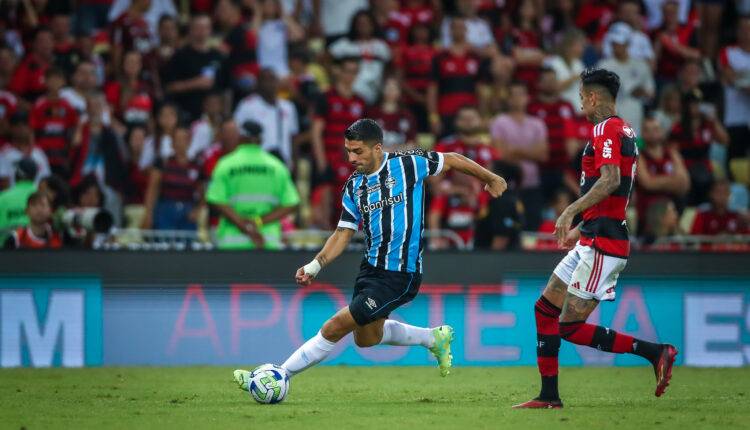 Suárez chutou na trave pelo Grêmio contra o Flamengo