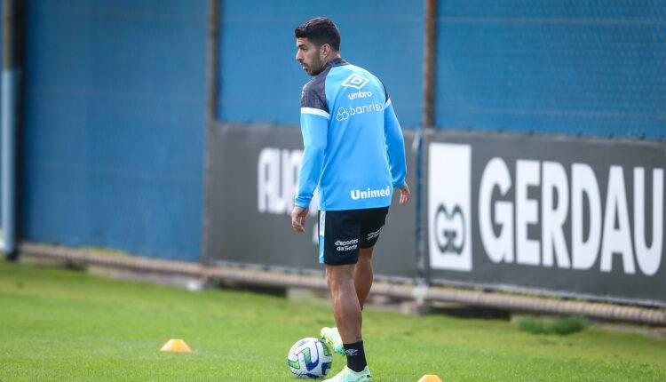 Suárez treinando no Grêmio