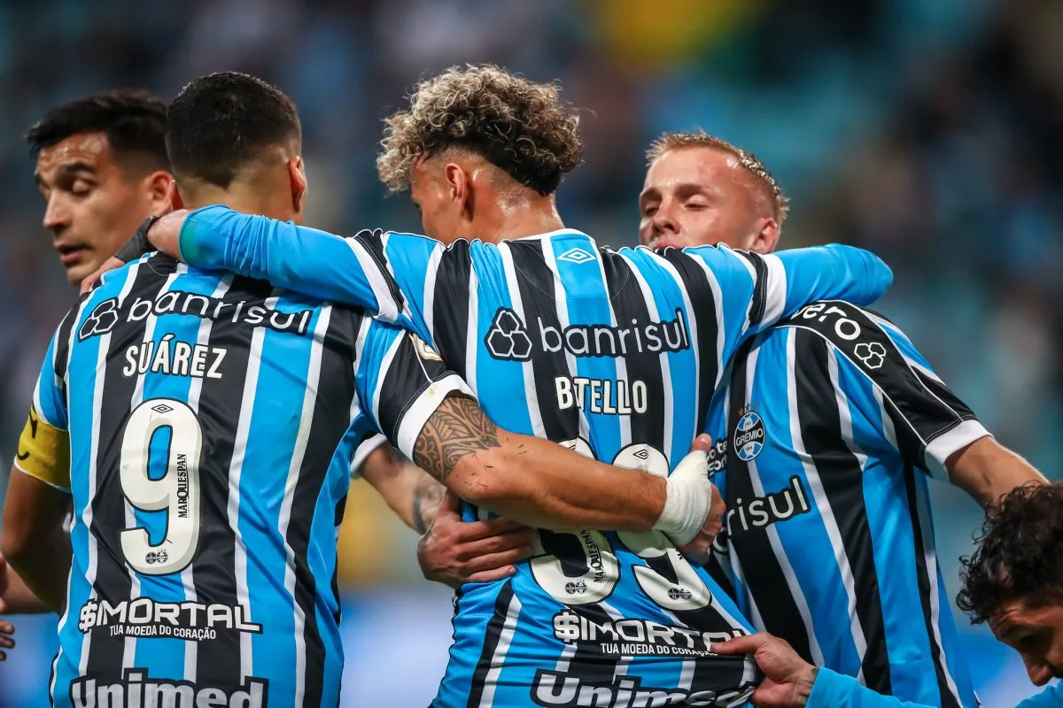 Ao lado de Galatto e Polga, Grohe assiste vitória do Grêmio na Arena: "Sempre uma honra" Grêmio