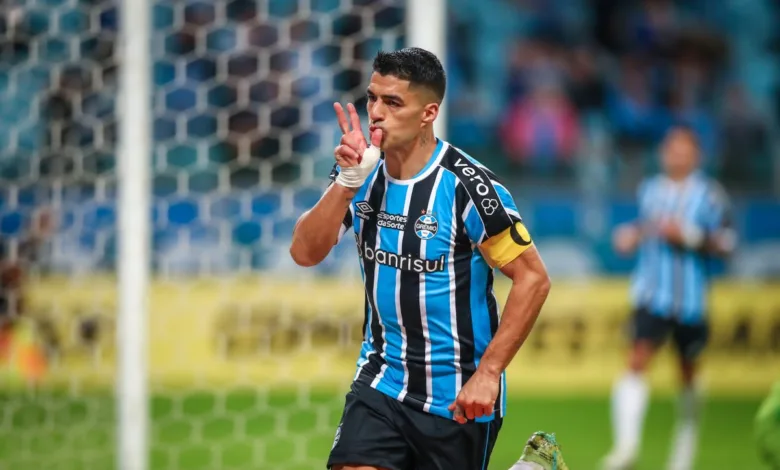 Vampeta faz sugestão para o Grêmio resolver o caso Suárez: "Libera e dá o mesmo contrato ao Cavani" Suárez brilhou pelo Grêmio