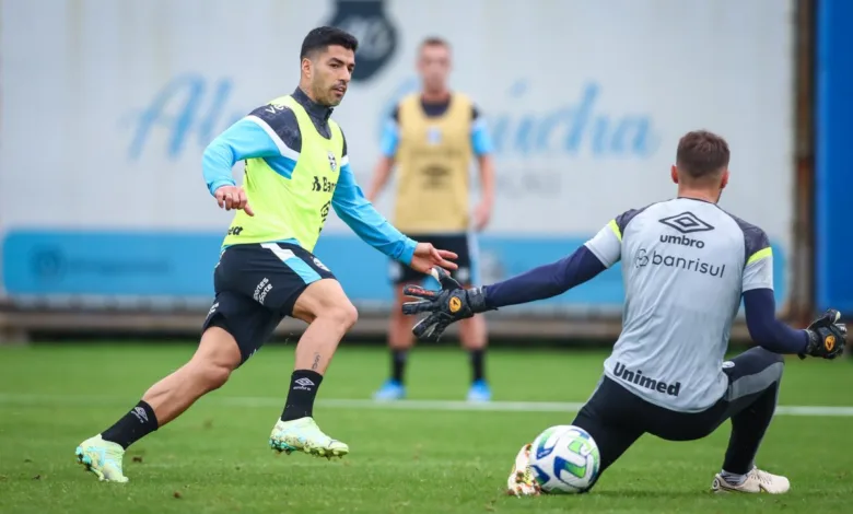 Dirigente do Grêmio admite que a questão do joelho de Suárez não foi tratada na época da contratação Suárez treinando pelo Grêmio