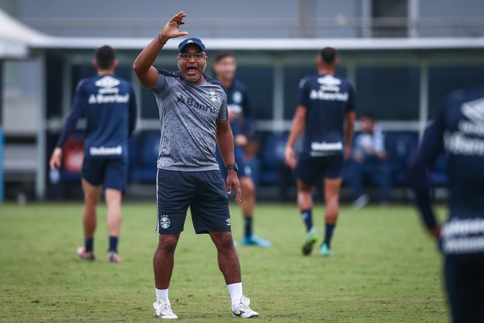 Internacional contrata lateral direito lançado por Roger no Grêmio