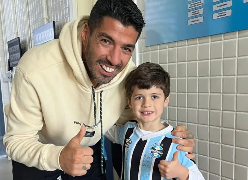 Ex Jogador Do Grêmio Leva O Filho Para Conhecer Suárez No Ct Do Clube