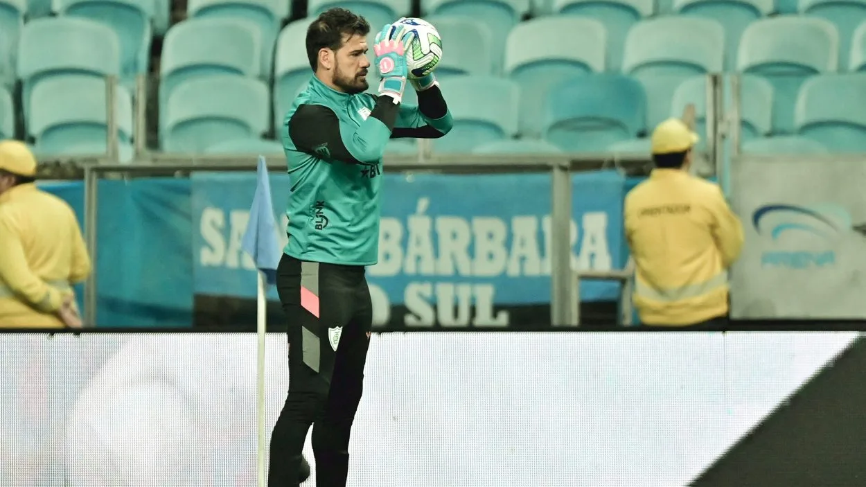 "Piada, sério?": goleiro do América-MG abandona entrevista após pergunta sobre gol do Grêmio América-MG perdeu para o Grêmio