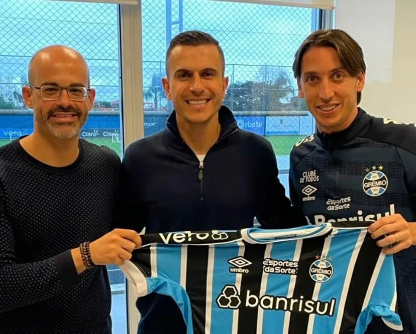 Vídeo - Marcelo Grohe visita CT do Grêmio, ganha abraço de Geromel e fala do sentimento Grohe visitou o Grêmio
