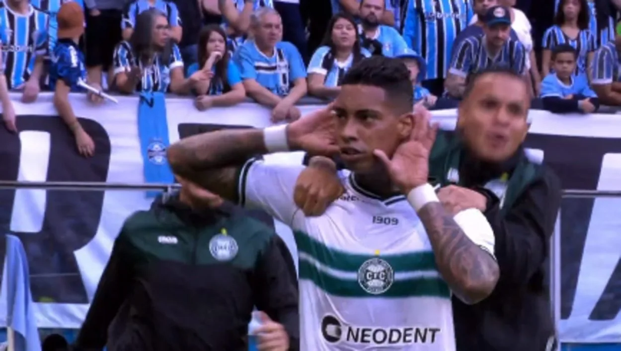Alef Manga empata com belo gol, provoca torcida do Grêmio e leva cartão amarelo; assista Grêmio