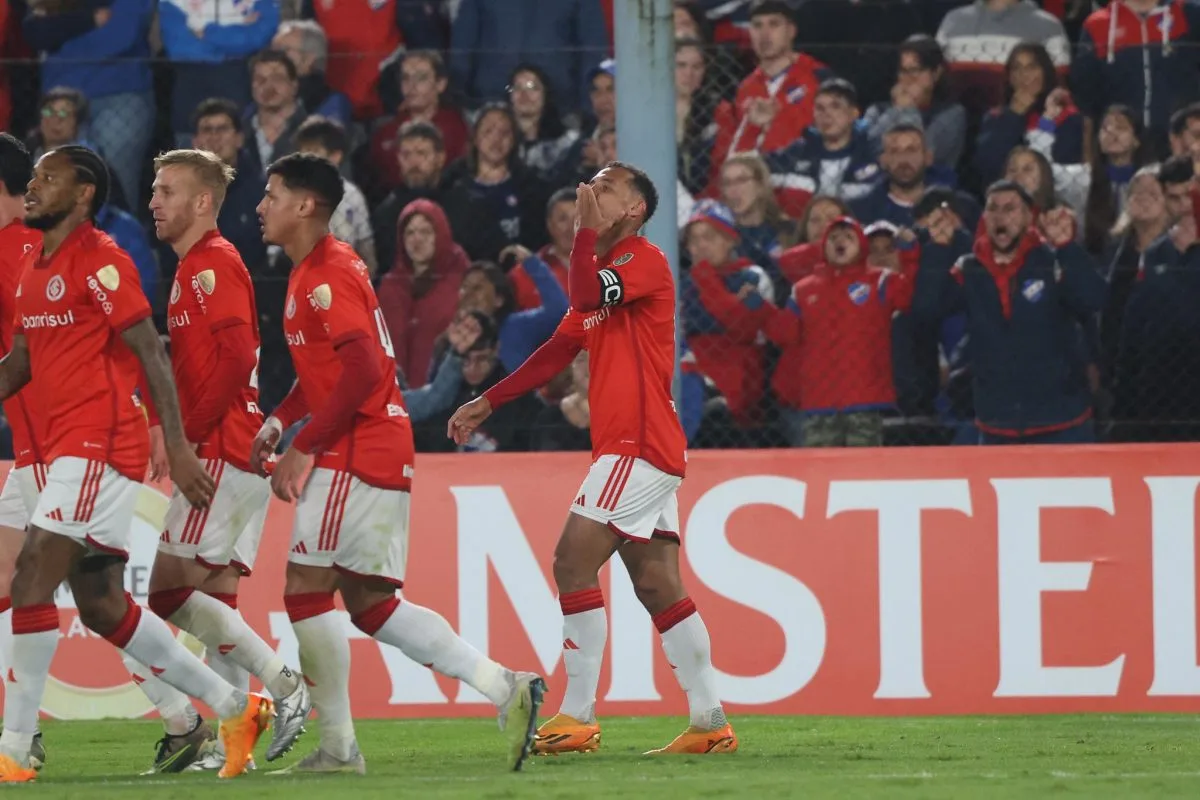 Após dizer que gol do Inter "silencia a Arena do Grêmio", comentarista se frustra com empate do Nacional: "Lamentável" Inter