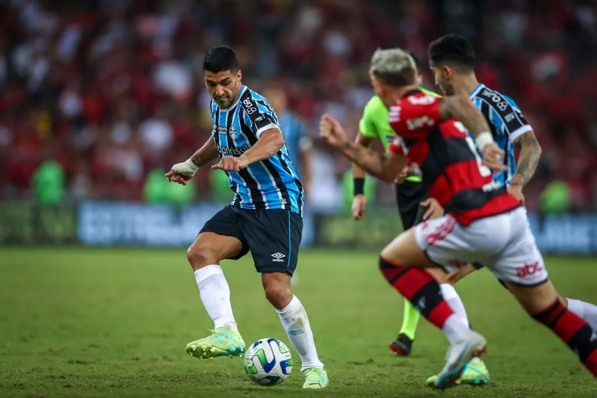 Suárez pelo Grêmio contra o Flamengo