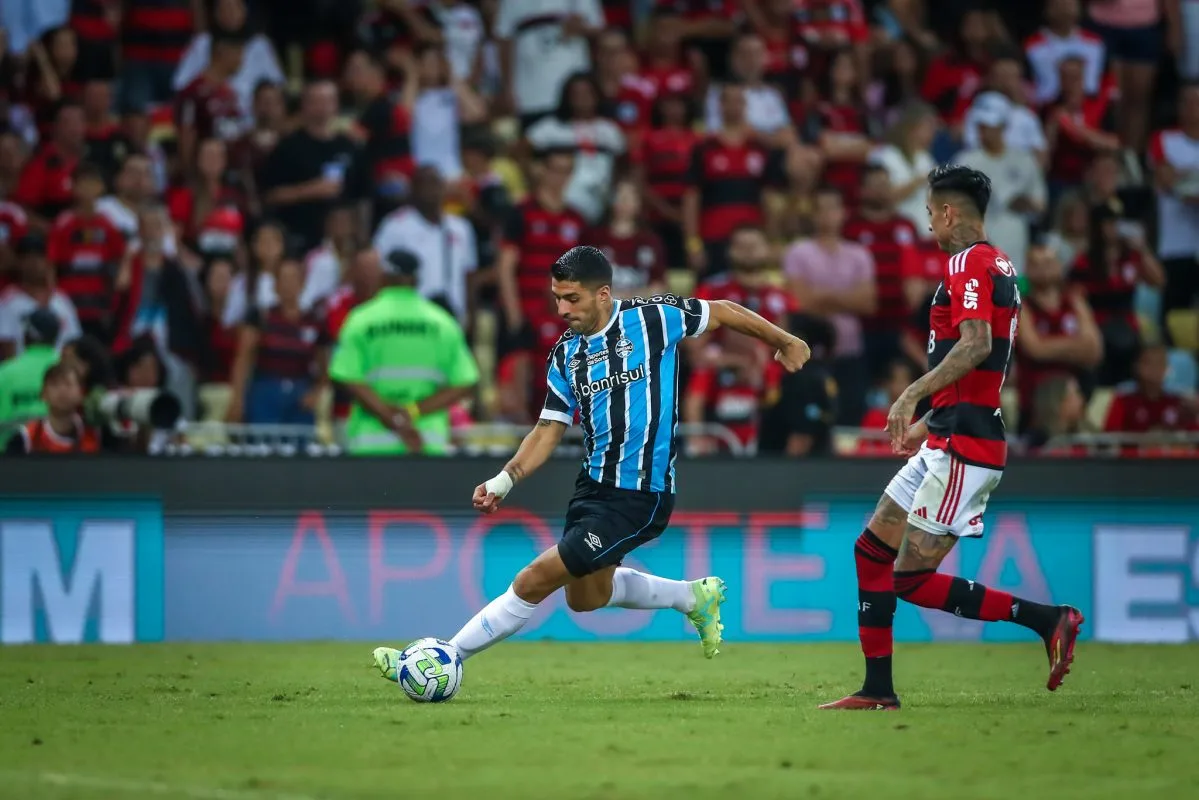Suárez chutou na trave pelo Grêmio contra o Flamengo