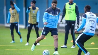 Vídeo - a brincadeira de Suárez com Bitello em atividade durante treinamento do Grêmio Suárez
