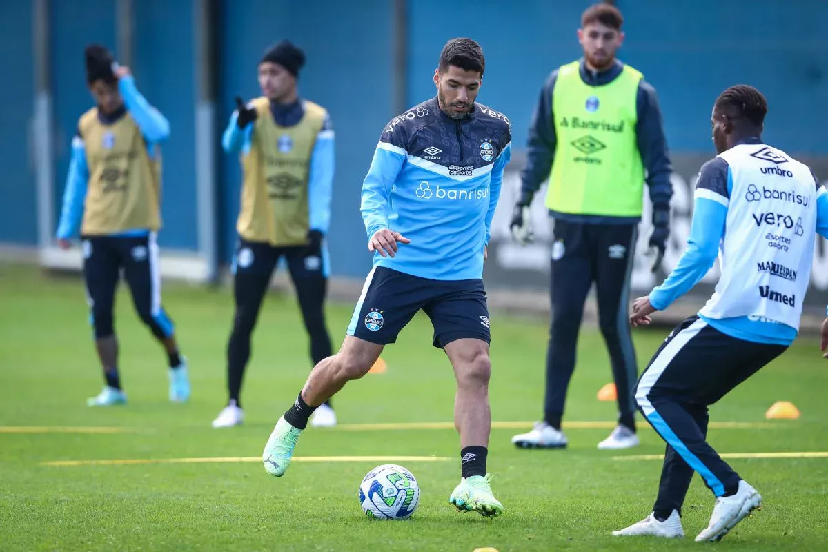 Decisivo na contratação, Celso Rigo se manifesta sobre possível aposentadoria de Suárez Suárez
