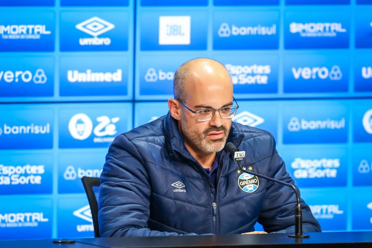 Caleffi se emociona ao falar do Grêmio e despista sobre futuro retorno à direção do clube Paulo Caleffi pelo Grêmio com Renato