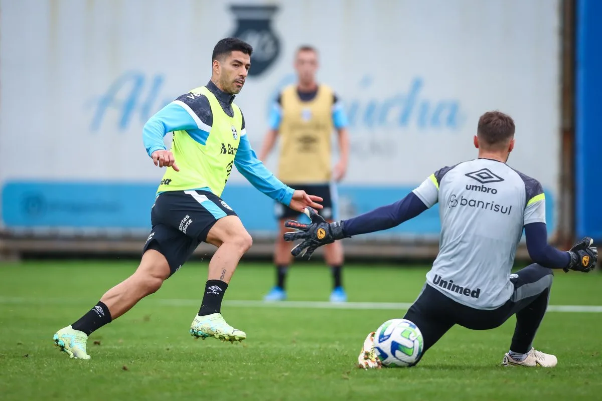 Vídeo mostra Suárez dando atenção para pequenos torcedores do Grêmio antes de treinamento Suárez treinando pelo Grêmio