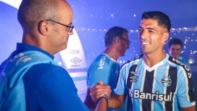 Jejum de gols? Ex-dirigente do Grêmio se revolta com reportagem sobre Suárez: "Muito relevante" Caleffi na apresentação de Suárez pelo Grêmio falou de Guerra