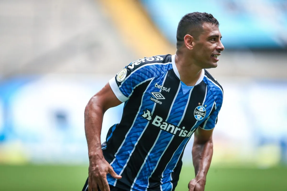 Sem Diego Souza, Grêmio avalia mercado e tem dois centroavantes na mira; veja a situação de cada um Diego Souza saiu do Grêmio e cornetou Inter