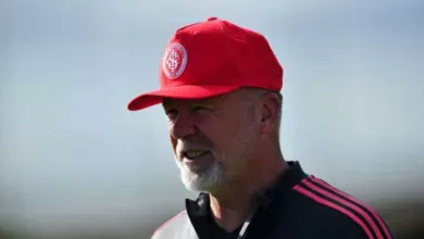 Mano Menezes indica possível novo destino e lamenta saída do Inter: "Não era hora de fazer isso" Mano Menezes no comando do Inter