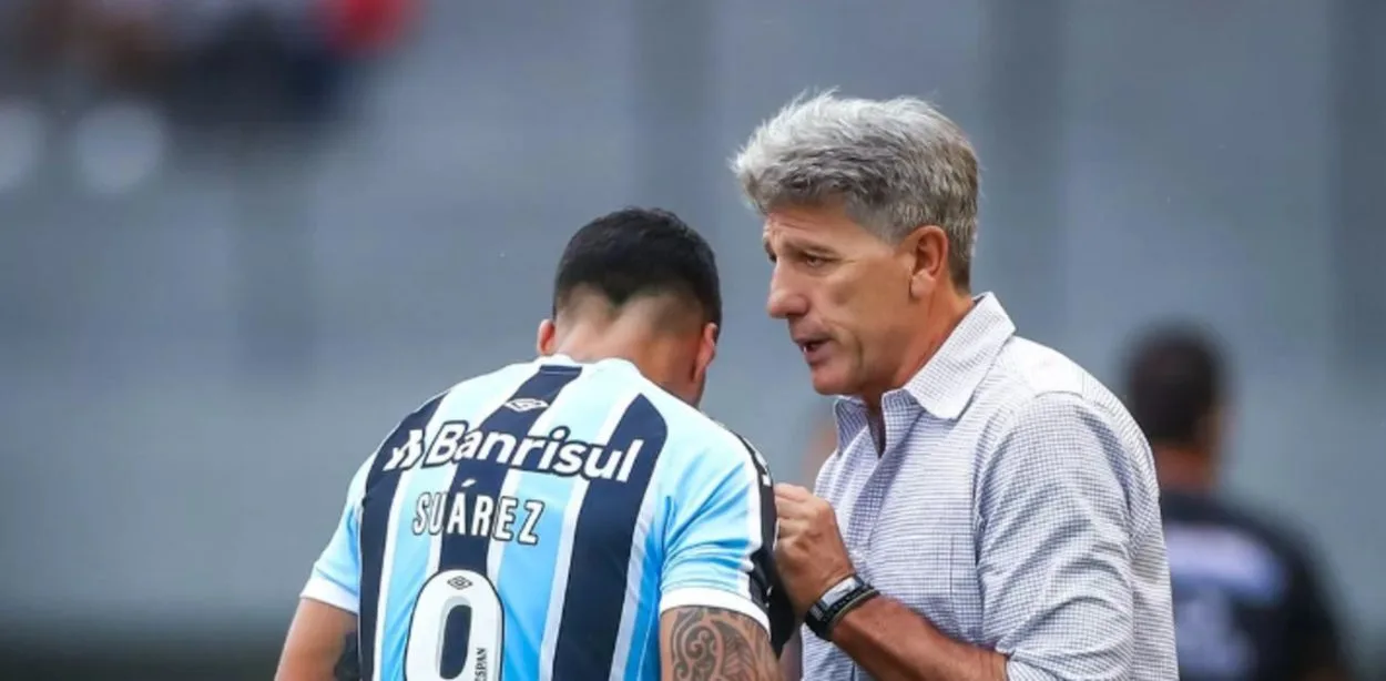 Renato se manifesta sobre rumores de possível permanência de Suárez: "Comigo é olho no olho" Suárez com Renato no Grêmio