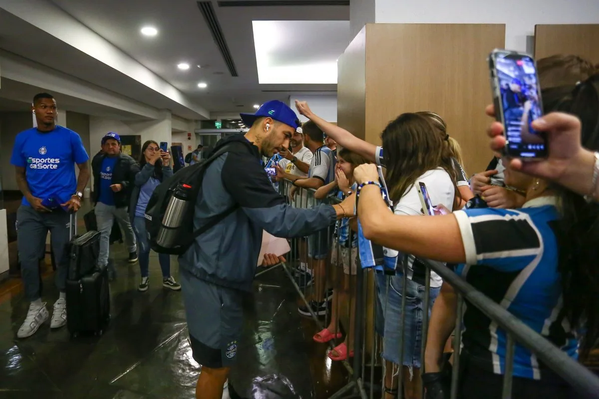 Presente na delegação, Suárez emociona pequena torcedora do Grêmio em Salvador; assista Suárez