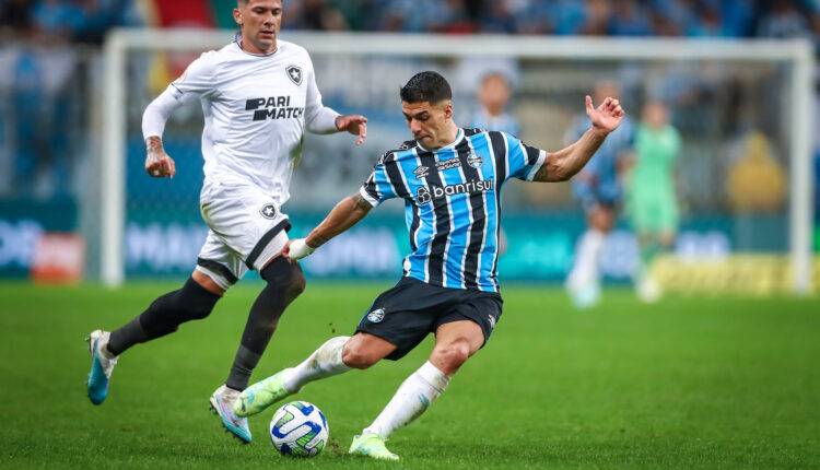 Suárez em ação pelo Grêmio contra o Botafogo