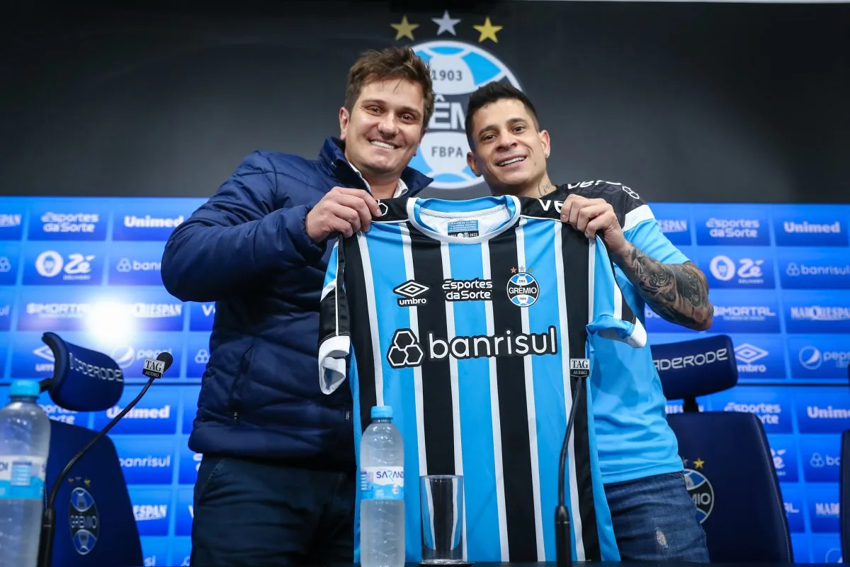 O campeão da Libertadores de 2017 que aconselhou Iturbe antes do acerto com o Grêmio Iturbe apresentado pelo Grêmio