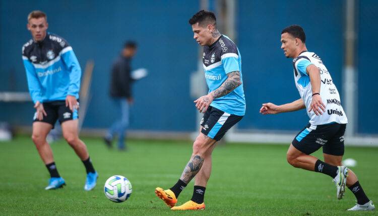 Iturbe em treino pelo Grêmio