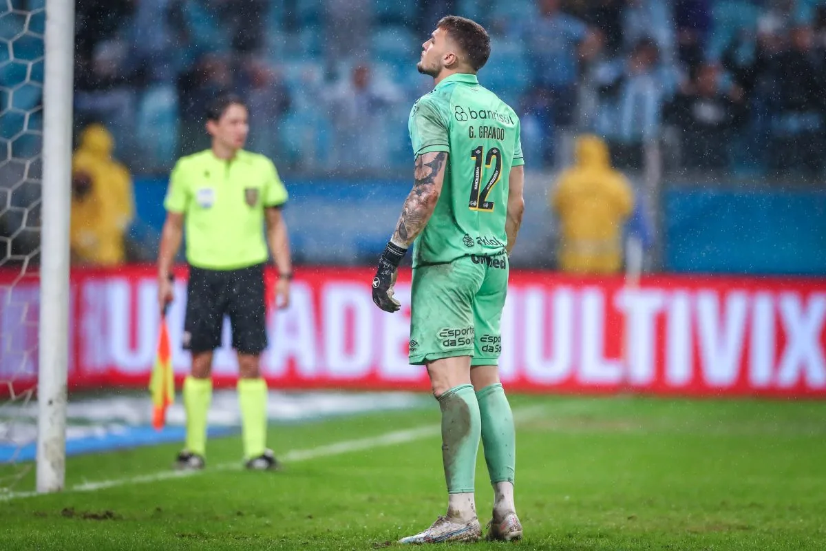Após virar reserva do Grêmio, Gabriel Grando esclarece polêmica envolvendo as suas redes sociais Gabriel Grando pelo Grêmio