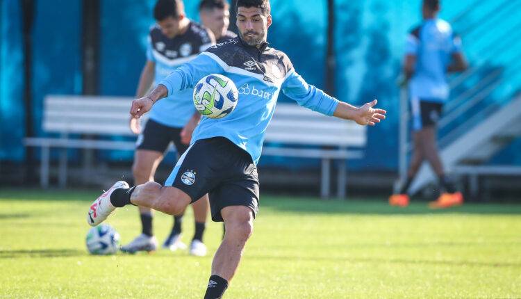 Suárez treinando pelo Grêmio