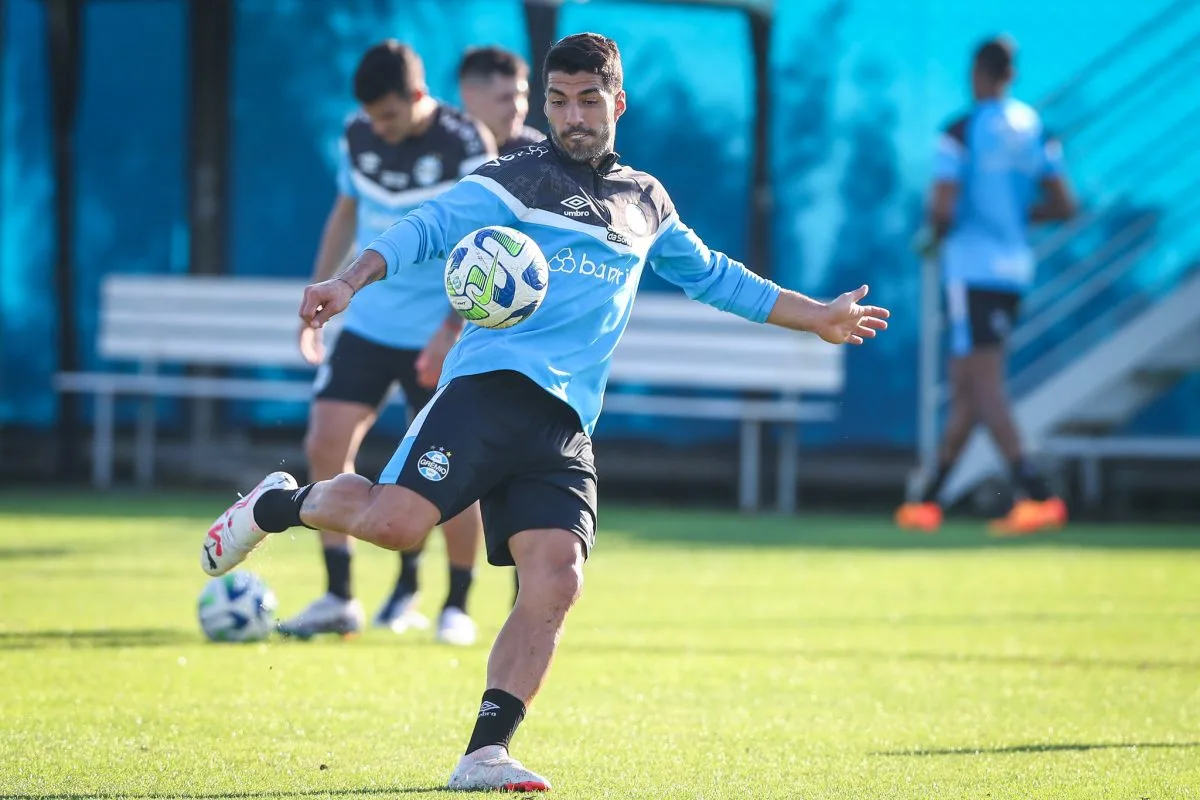 Os motivos que fizeram Suárez estar na concentração do River Plate antes do jogo contra o Inter Suárez treinando pelo Grêmio
