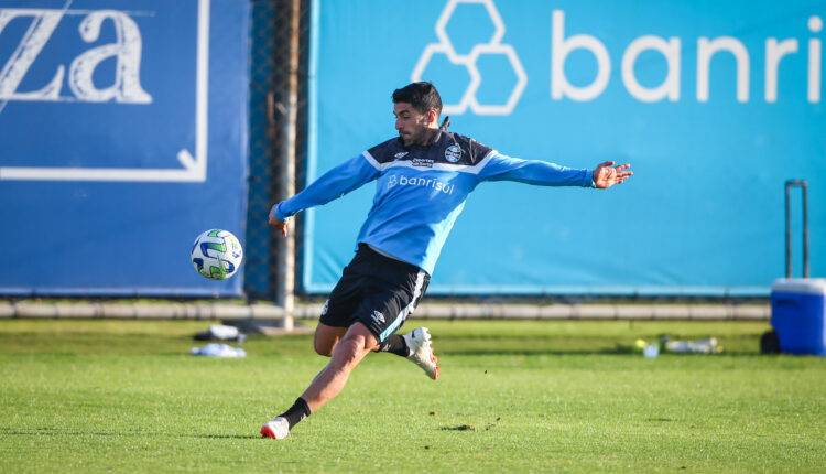 Suárez em treino pelo Grêmio