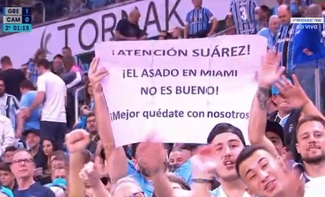 Torcida do Grêmio usa criatividade para convencer Suárez a ficar: "Assado em Miami não é bom"