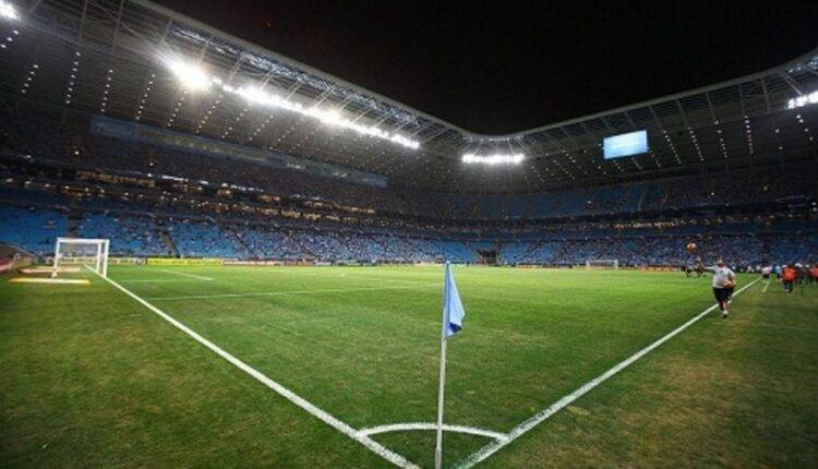 Arena do Grêmio, vista da bandeirinha de escanteio e ao fundo luminárias de LED