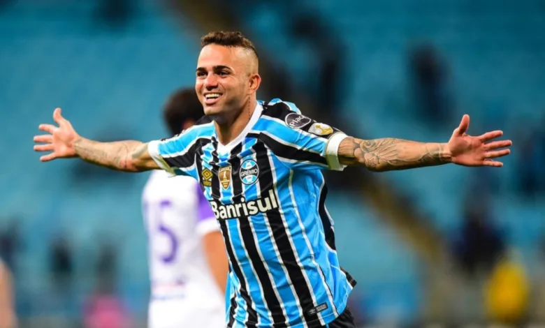 Repórter de emissora do RS vai no meio da galera e pula com a torcida do Grêmio na chegada de Luan Luan pode voltar ao Grêmio a pedido de Renato